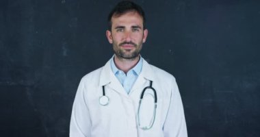 Beyaz laboratuar ceket ve stetoskop giyen profesyonel doktor adam video, Hemşire kadar başparmak ve kamera gülümsüyor 