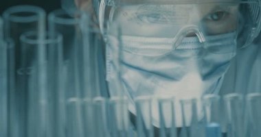 Laboratuvarda deney yapan erkek bilim adamının yakın çekim