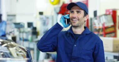 Yardımcısı makinist müşteriler için iletişim, araba servis merkezi arka planda çağırır. Makineler hata tanı onarım uzmanı, teknik bakım on-board bilgisayar tamiri kavramı