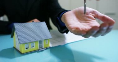 Sigorta ve yatırım bankacılığı. ilkeleri ve yatırımcılar için risk olmadan güvenli yatırımlar kavramı. başarı güvenlik iş ve uygun fiyatlı konut Kiralık veya Satılık için