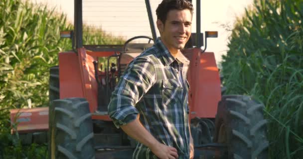 农民在玉米种植园用拖拉机的慢动作视频 — 图库视频影像