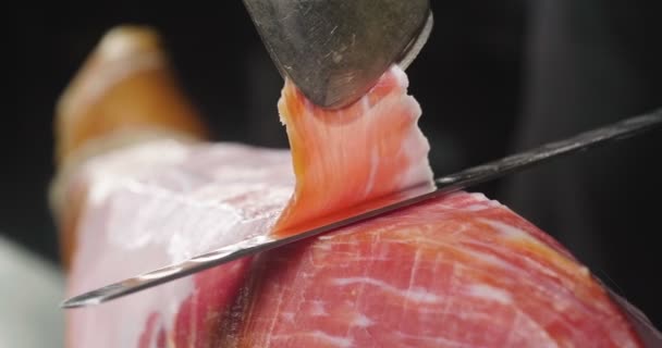 Zavřete Makro Šéfkuchaře Který Řeže Plátkem Šunky Vynikající Kvality Nožem — Stock video