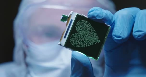 Hochmoderner Elektronischer Fertigung Konstrukteur Sterilen Overall Hält Mikrochip Mit Symbolen — Stockvideo