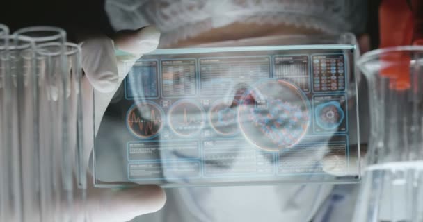 Futurystyczny Lekarz Chirurg Sprawdza Czy Technologicznych Cyfrowy Holograficzne Płyty Ludzkiego — Wideo stockowe