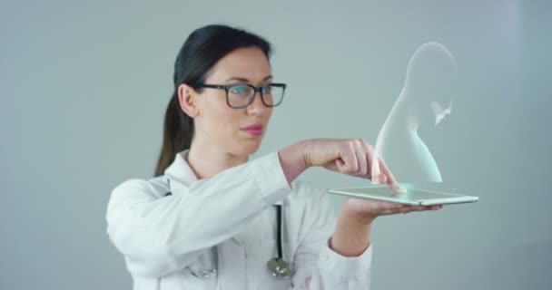 Médecin Chirurgien Examine Une Plaque Holographique Numérique Technologique Représentée Corps — Video