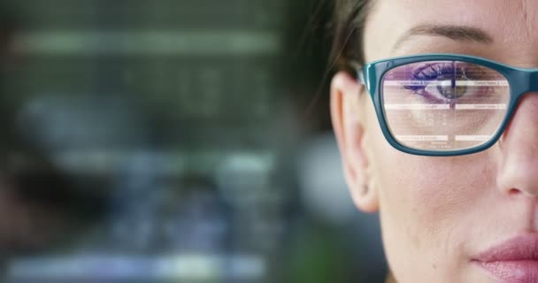 眼鏡をかけた女性の顔のクローズアップビデオ 未来的なバーチャルリアリティ — ストック動画