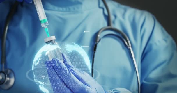 Врач Хирург Исследует Технологическую Цифровую Голографическую Пластину Представляющую Тело Пациента — стоковое видео