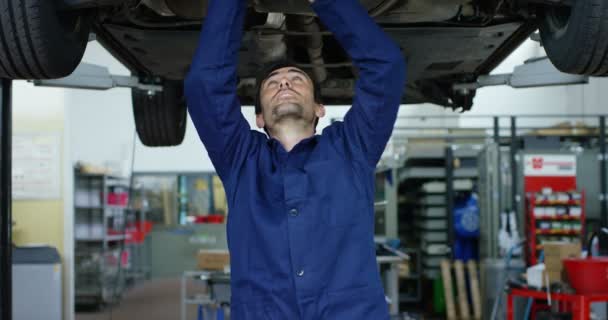 Spezialisierter Automechaniker Autoservice Repariert Das Auto Stellt Getriebe Und Räder — Stockvideo