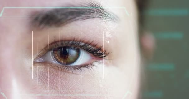 極端なマクロで人間の目をスキャン技術インターフェイスのアニメーション人間目 人と機械の間の合併 未来のデジタル インター フェース コンセプトと拡張現実感の未来ビジョン — ストック動画