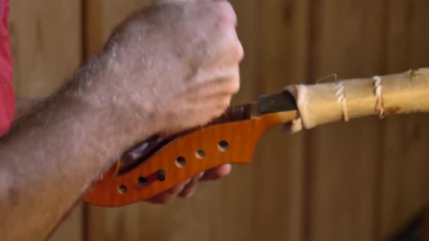 Maître Violon Professionnel Fait Violon Ses Propres Mains Utilise Une — Video