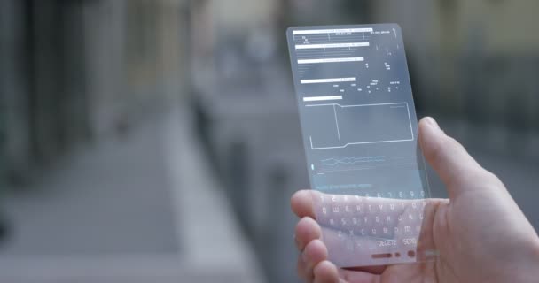 Рука Человека Костюмах Использует Футуристический Стеклянный Телефон Новейшей Голографической Технологией — стоковое видео