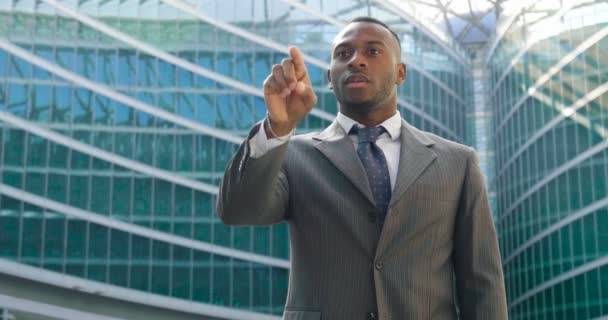 Hombre Negocios Traje Utiliza Holografía Realidad Aumentada Para Ver Gráficos — Vídeos de Stock