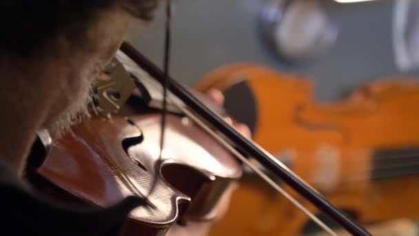 プロのヴァイオリンのマスター彼自身の手でバイオリンを作る きれいなツリー トウヒ メガネ 平面を使用して 文字列の曲します コンセプト 精神的な楽器 手作り アート — ストック動画