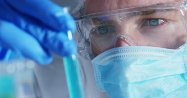 실험실에서 피펫을 과학자는 시험관에서 Dna 분자를 추출하기 색깔이 액체를 합니다 — 비디오
