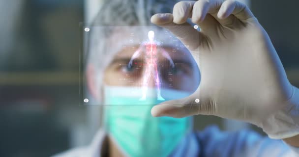 Médico Cirurgião Examina Uma Placa Holográfica Digital Tecnológica Representou Corpo — Vídeo de Stock