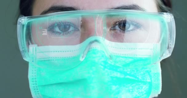 Eine Frau Beobachtet Mit Futuristischem Blick Mit Brille Augmented Reality — Stockvideo