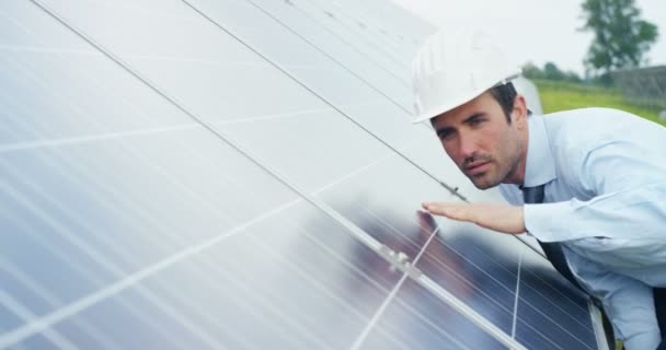 Video Kavkazské Člověka Dotýká Eco Solárních Panelů Střecha Buňky Sluneční — Stock video