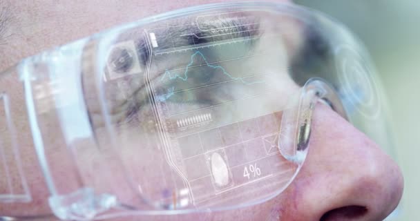 Hombre Mira Con Aspecto Futurista Con Gafas Realidad Aumentada Holografía — Vídeos de Stock