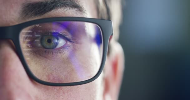 Ein Mann Schaut Mit Futuristischem Blick Und Brille Augmented Reality — Stockvideo