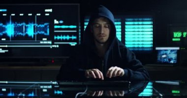 Hacker sistemi güvenlik şifresini bulmak için kodları ve numaraları kullanarak girmek için çalışır. Hacker oturum açma bilgilerini çalmak için yazılım girer. Konsept: üstün teknoloji, Artırılmış gerçeklik