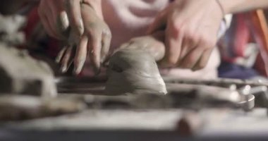 Vazo oluştururken bir anne uzman kızı bir vazo yapmak öğretir ve oluşturma eski geleneği üzerinde geçirir büyülü bir an sanat nesilden nesile çalışır..