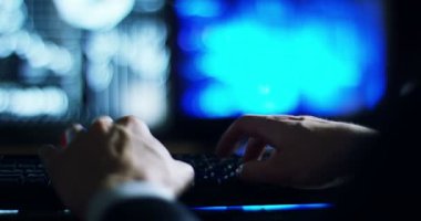 Hacker sistemi güvenlik şifresini bulmak için kodları ve numaraları kullanarak girmek için çalışır. Hacker oturum açma bilgilerini çalmak için yazılım girer. Konsept: üstün teknoloji, Artırılmış gerçeklik