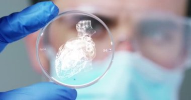 Bir doktor, cerrah, bir teknolojik inceliyor dijital holografik plaka temsil hastanın vücut, kalp akciğer, kaslar, kemikler. Konsept: Futuristik tıp, insan vücudu ve gelecek.