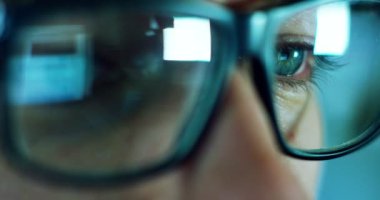 office akşamları, kontrol ve güvenlik kere görüntülendi, güvenlik, internet web uygulaması kavramı çalışırken makro gözleri sörfçü ve ofis çalışanı, sigorta komisyoncusu, işkolik, web.