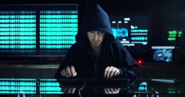 Hacker sistemi güvenlik şifresini bulmak için kodları ve numaraları kullanarak girmek için çalışır. Hacker oturum açma bilgilerini çalmak için yazılım girer. Konsept: üstün teknoloji, Artırılmış gerçeklik
