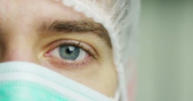 Bir doktor, cerrah, bir teknolojik inceliyor dijital holografik plaka temsil hastanın vücut, kalp akciğer, kaslar, kemikler. Konsept: Futuristik tıp, insan vücudu ve gelecek.