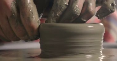 Bir uzman potter, o kil ve elleri ile güzel bir vazo laboratuvarında oluşturur. Artisan sanat eserleri elleriyle oluşturur. Kavramı: deneyim, sanat, gelenek, kil.