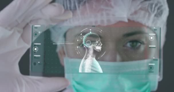 Médico Futurista Con Jeringa Retira Una Medicina Líquida Aparece Holograma — Vídeos de Stock