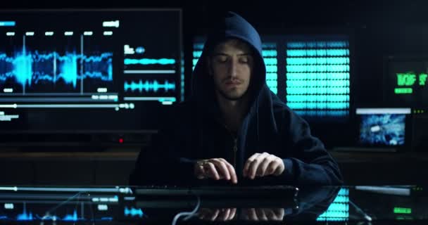 Hacker Snaží Vstoupit Systému Zjistěte Bezpečnostní Heslo Pomocí Kódů Čísel — Stock video