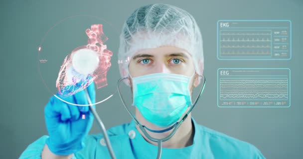 Médico Cirujano Examina Una Placa Holográfica Digital Tecnológica Representada Cuerpo — Vídeos de Stock