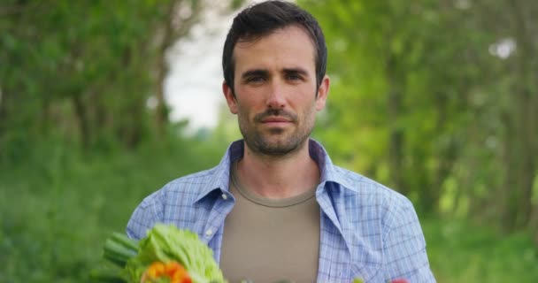 Vidéo Beau Fermier Dans Campagne Montrant Panier Avec Des Légumes — Video