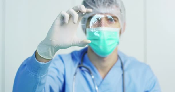 Bir Doktor Cerrah Bir Teknolojik Inceliyor Dijital Holografik Plaka Temsil — Stok video