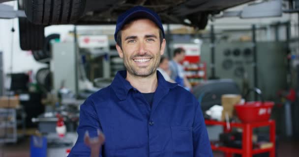 Portrait Jeune Beau Mécanicien Automobile Dans Atelier Réparation Automobile Les — Video