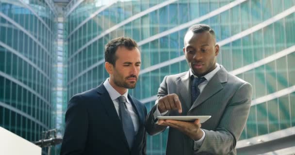 Hombre Negocios Traje Utiliza Holografía Realidad Aumentada Para Ver Gráficos — Vídeos de Stock