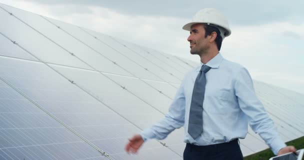 Video Cámara Lenta Hombre Negocios Paneles Solares Ecológicos Sosteniendo Tableta — Vídeos de Stock