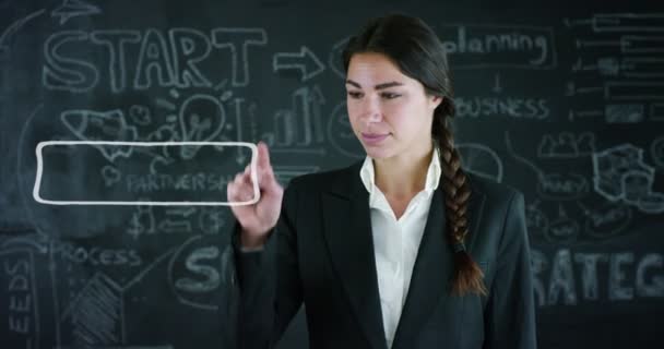 Retrato Futurista Una Hermosa Chica Negocios Estudiante Haciendo Una Selección — Vídeo de stock