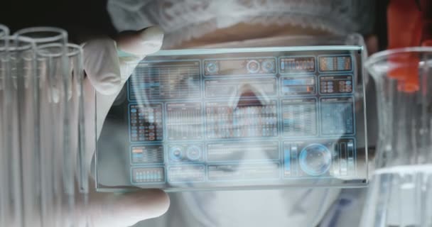 Een Futuristische Arts Een Chirurg Bespreekt Een Technologische Digitale Holografische — Stockvideo