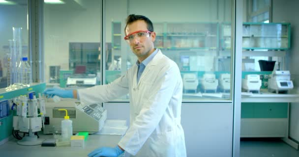 Bom Jovem Cientista Médico Masculino Analisando Células Vírus Líquidos Laboratório — Vídeo de Stock