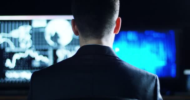 Hacker Försöker Ange Systemet Med Hjälp Koder Och Nummer För — Stockvideo
