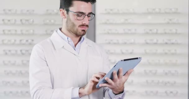 Slow Motion Video Człowiek Okularach Centrum Optyczne Przeglądanie Cyfrowych Tabletu — Wideo stockowe
