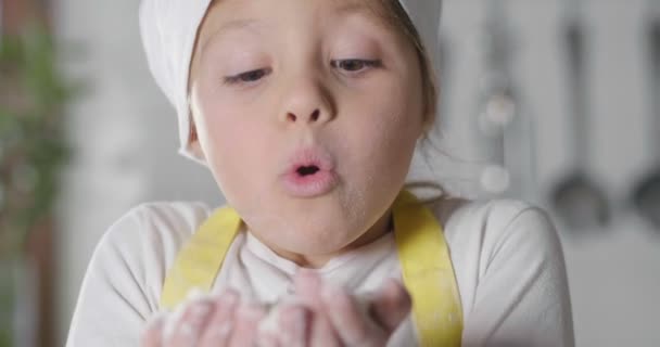 厨房里一个小女孩的画像 打扮成一个专业的厨师玩面粉 弄脏了她的手 笑得很开心 烹饪学校 教育和游戏概念 — 图库视频影像