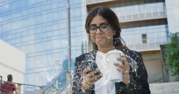 Una Mujer Negocios Traje Usa Holografía Realidad Aumentada Para Ver — Vídeos de Stock