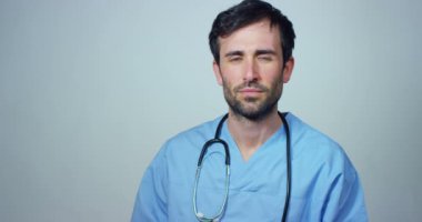 Kitaplığa bir arama yaptıktan sonra ve eğitim sonra mutlu ve tutan kitaplar gülümseyen genç ve güzel bir doktor. Konsept: eğitim, portre, Kütüphane ve tıbbi bakım ve refah