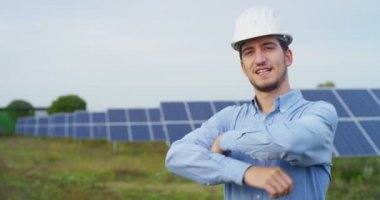 iş adamı ile geçti ve kameraya seyir silah eko güneş panelleri ayakta video 