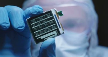 Ultra Modern elektronik imalat fabrikası tasarım mühendisi olarak steril Coverall tutan mikro yongasında fütüristik holografi sembolleri ile