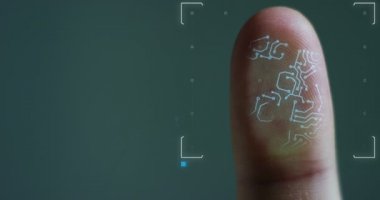 Biyometrik parmak izi tarayıcısının gelecekteki dijital işlemcisi. Dijital programların izlenmesi ve güvenlik taraması ve parmak izi biyometrisi kavramı. Siber gelecekçi uygulamalar.